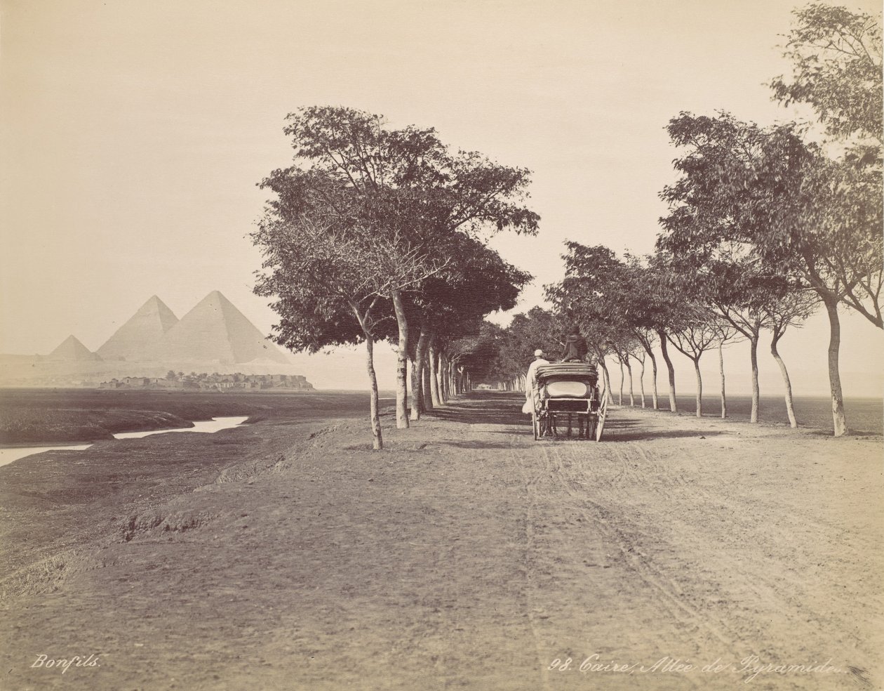 Kairo. Alley of Pyramids, ca. 1870. av Félix Bonfils