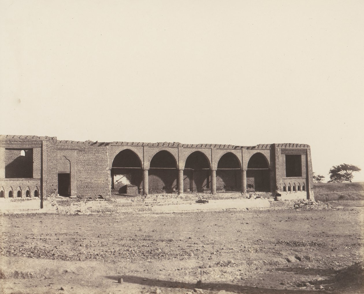 Syout, Caravanserai in Ruins, 1851-52, trykt 1853-54. av Félix Teynard