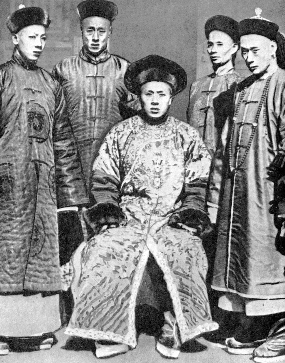 Et portrett av mandariner, Kina, 1936. av Fox Photos
