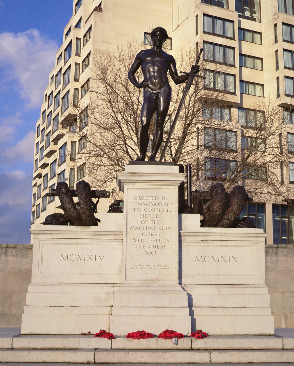 Machine Gun Corps Memorial, 1925 (bronse) av Francis Derwent Wood