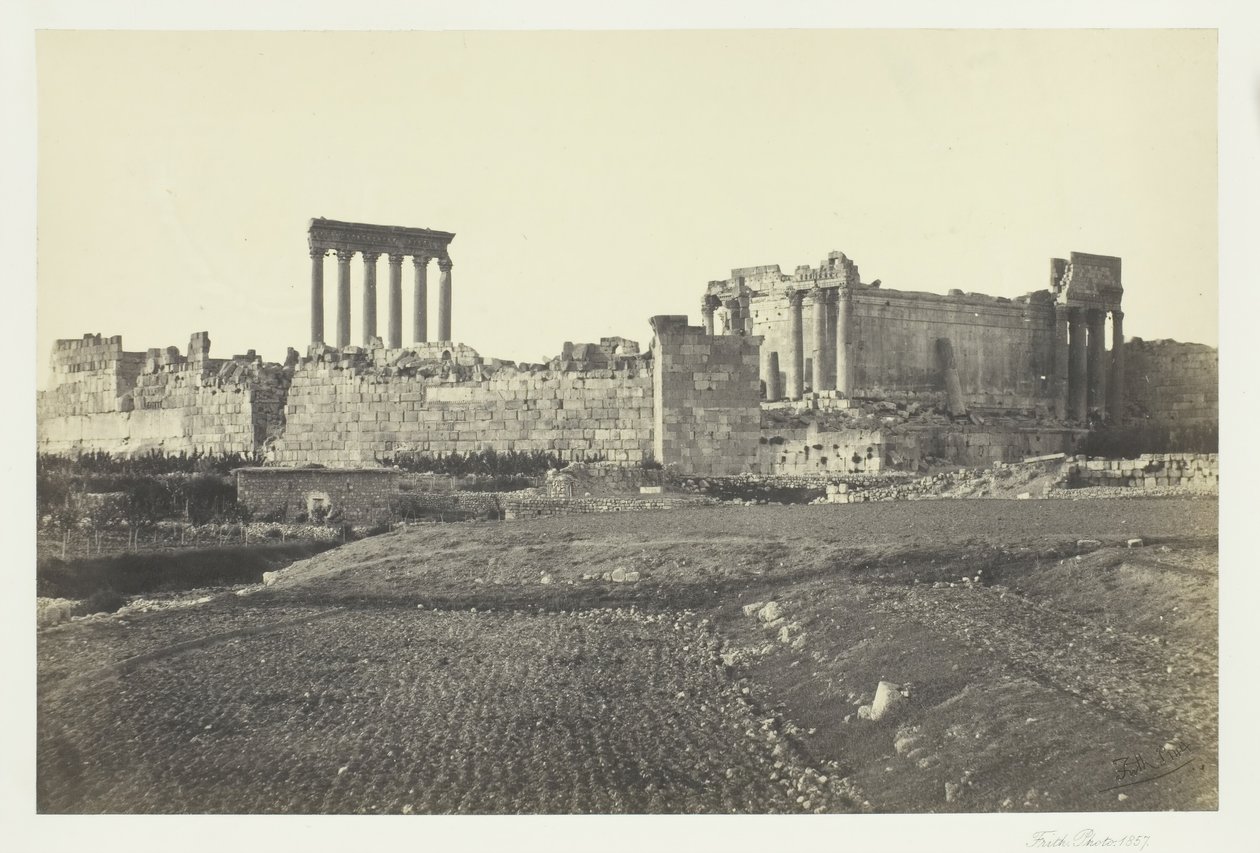 Baalbec, fra sør, 1857. av Francis Frith