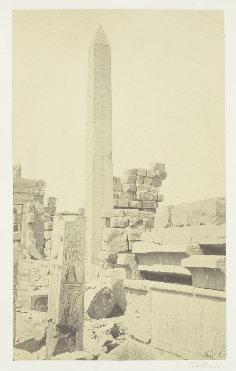 Obelisk og granitt Lotus-søyle, Karnac, 1857. av Francis Frith