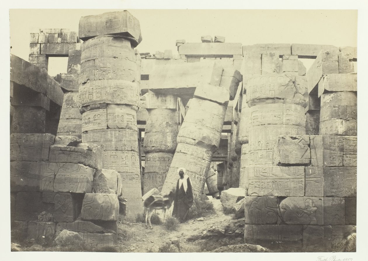 Søyler i den store salen, Karnac, 1857. av Francis Frith