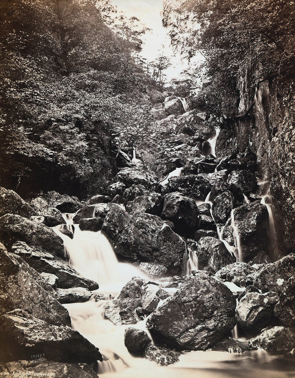 Elvelandskap nær Derwentwater i Storbritannia. av Francis Frith