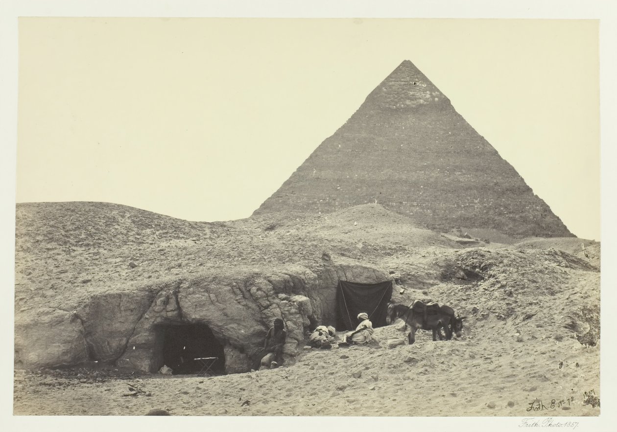 Steingraver og Belzonis pyramide, Gizeh, 1857. av Francis Frith
