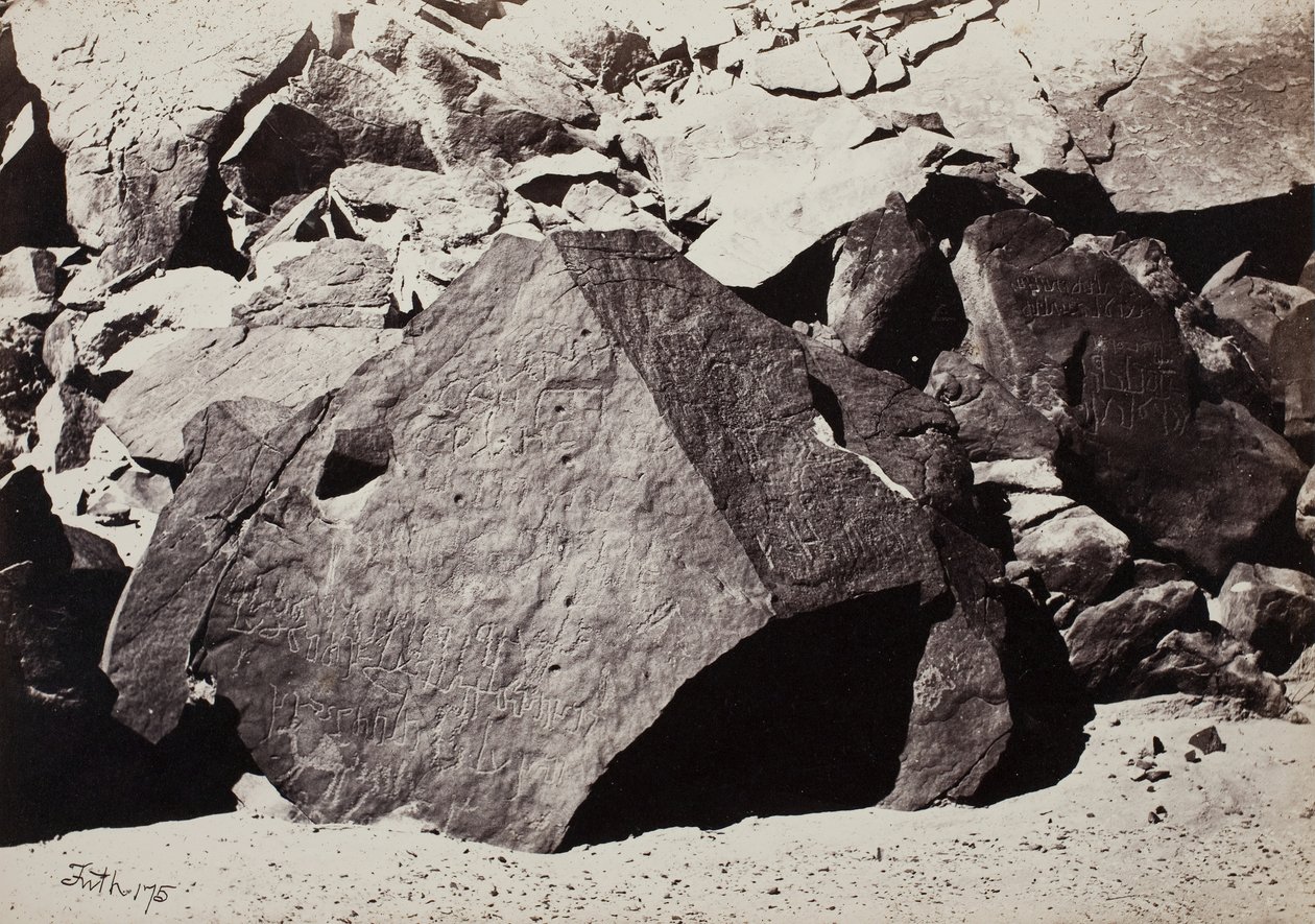 Sinaitiske inskripsjoner i Wadee El-Mukattab, 1860. av Francis Frith