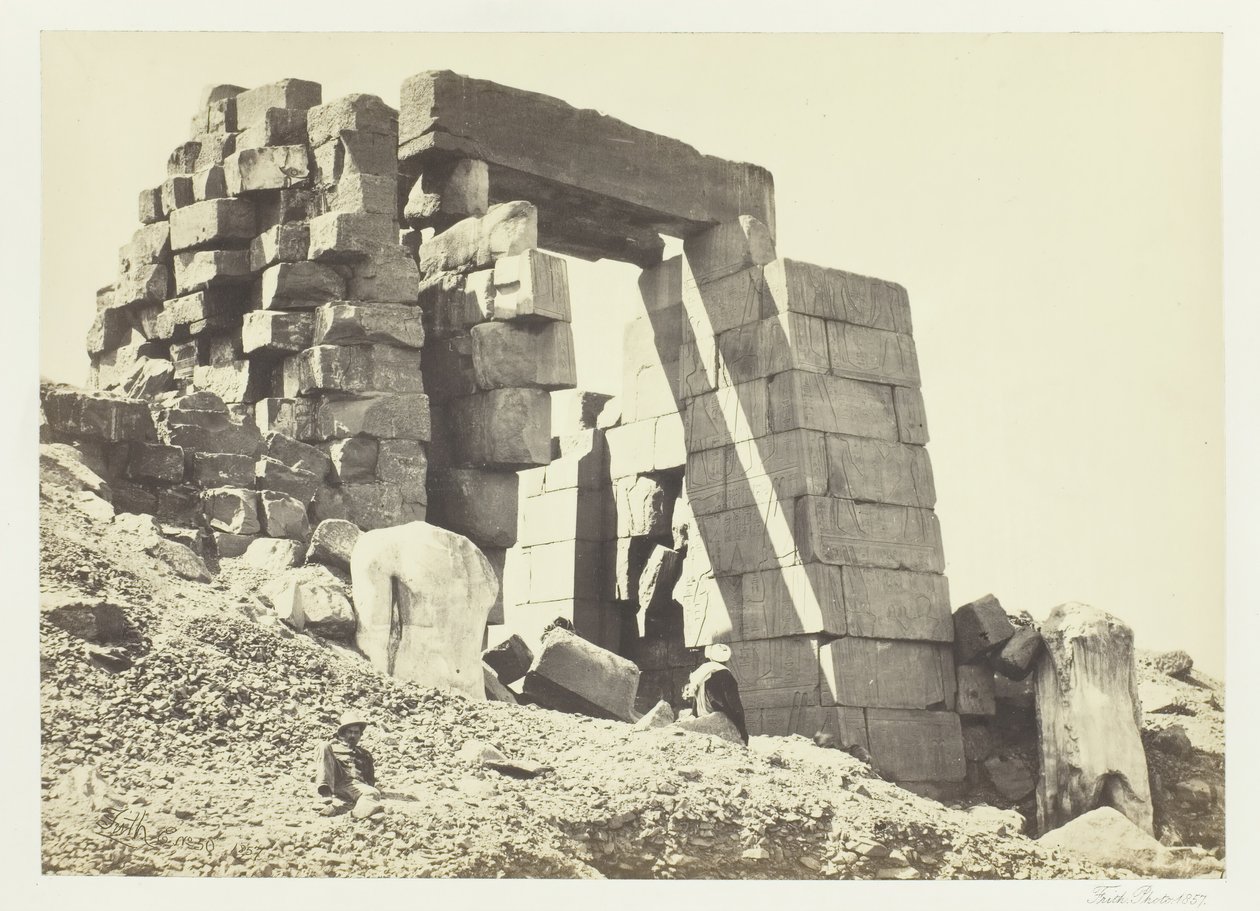 Granittpylonen, Theben, 1857. av Francis Frith