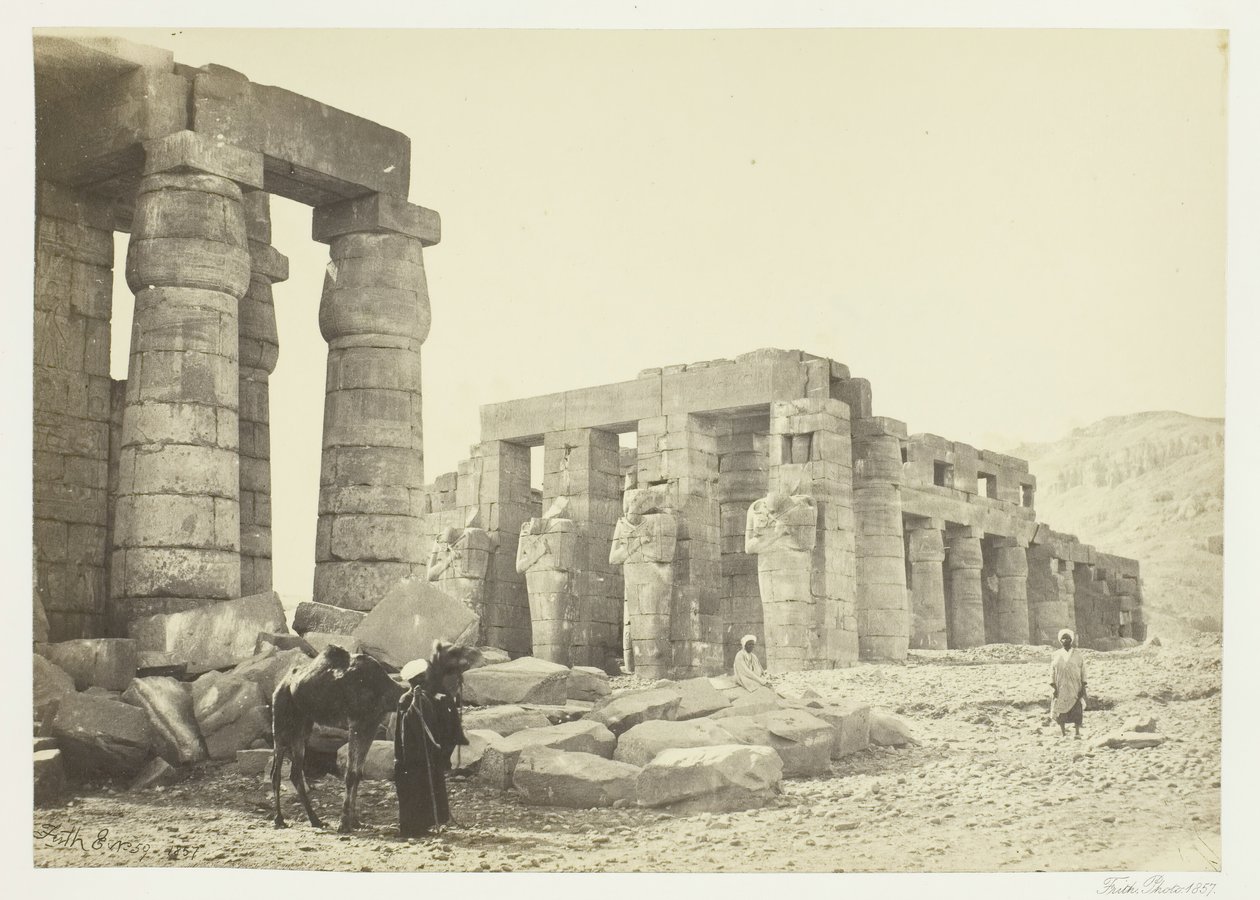 Memnonium, Theben, fra sletten, 1857. av Francis Frith