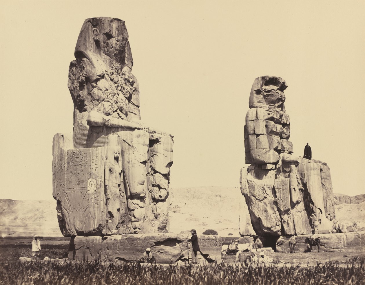 Statuene av sletten, Theben, 1858. av Francis Frith