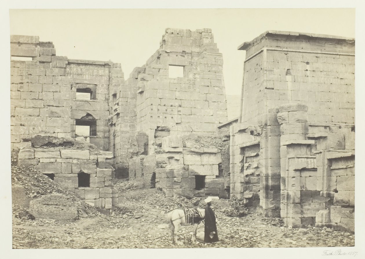 Tempelpalasset, Medinet Haboo, 1857. av Francis Frith