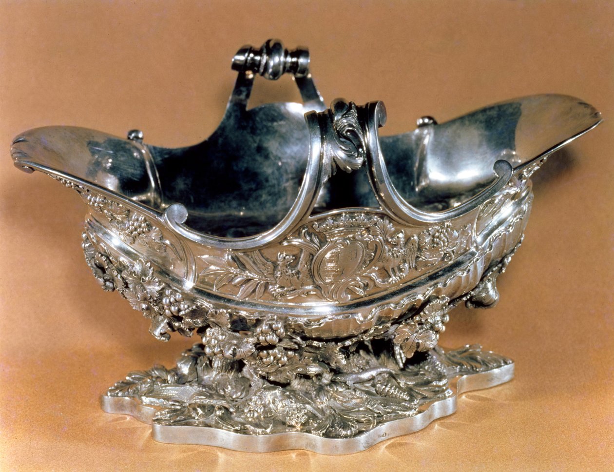 Sausbåt laget for bordet til Mme. de Pompadour, med våpenskjoldet hennes, Paris, 1745-55 (sølv og pakkeforgylt) av Francois Joubert