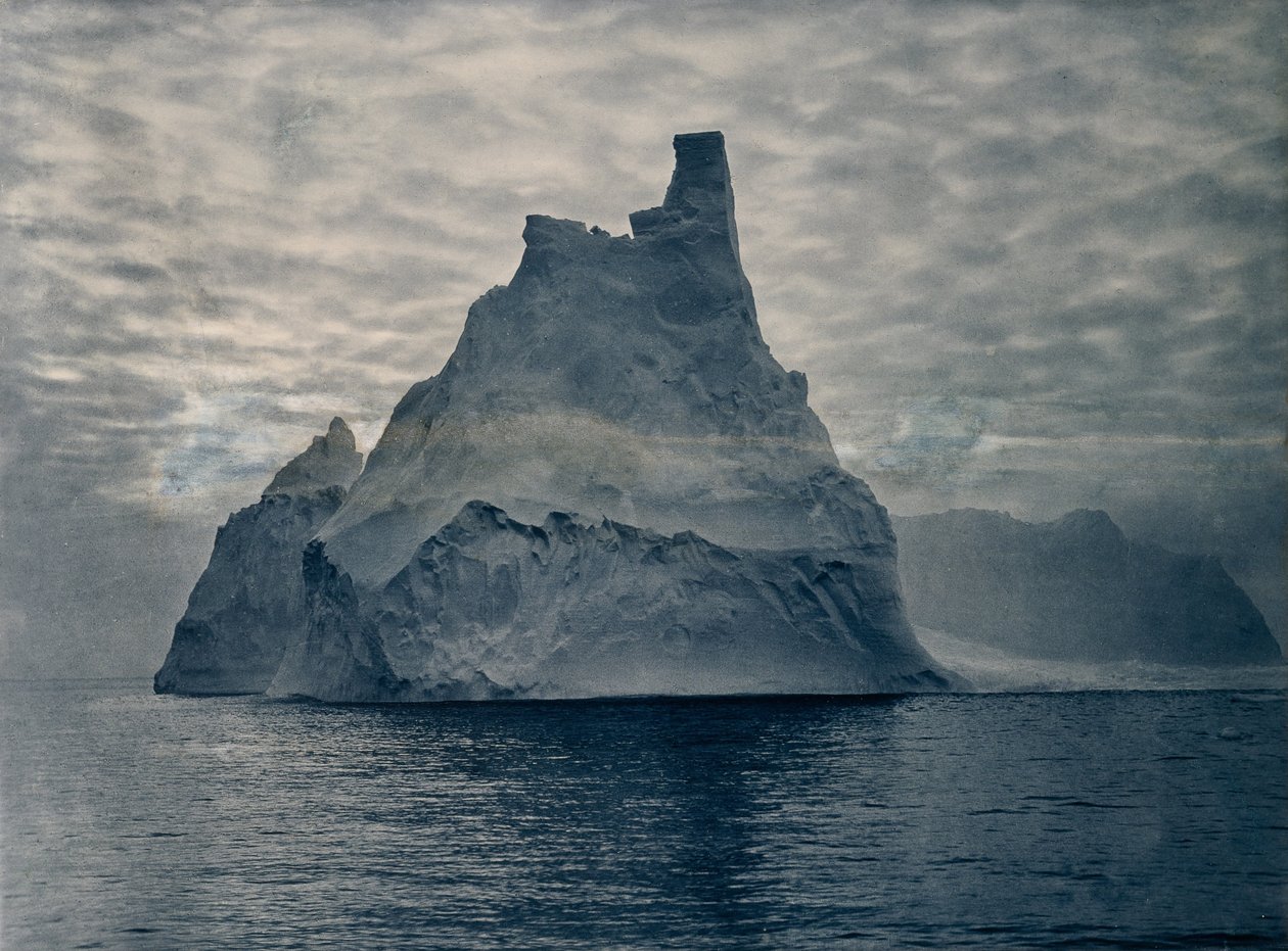 Ingen tittel (Et tårnet berg) av Frank Hurley