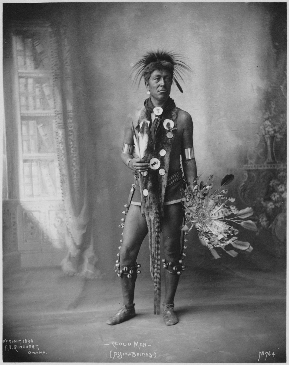 Cloud Man Assinaboines, 1898. av Frank A. Rinehart