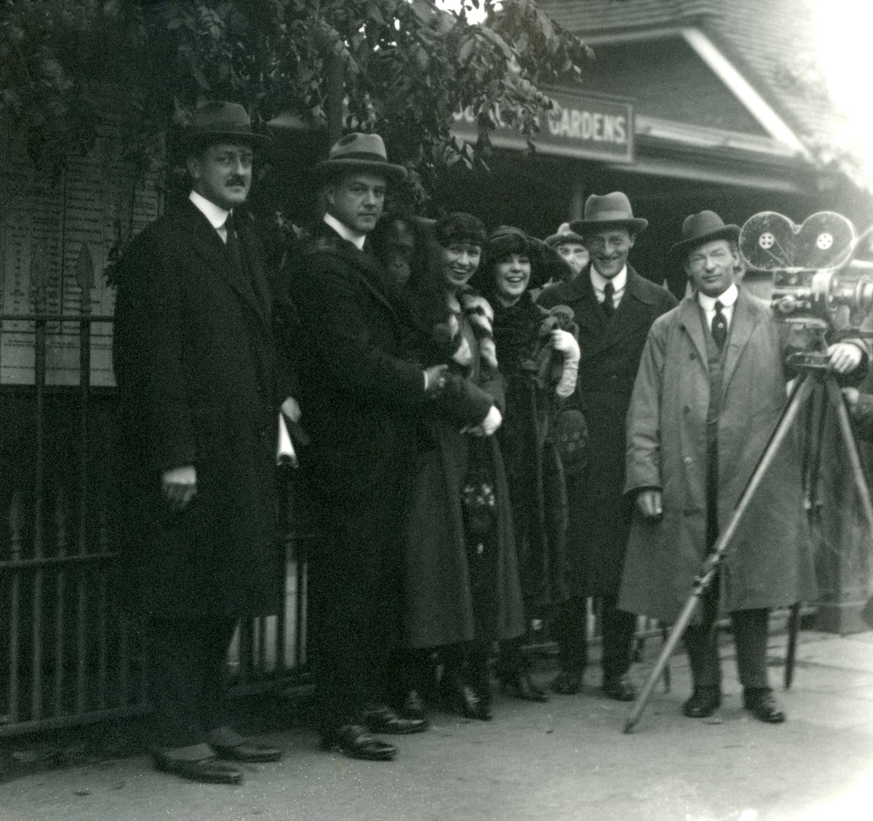 Herr og fru Martin Johnsons fest i London Zoo, oktober 1920 av Frederick William Bond