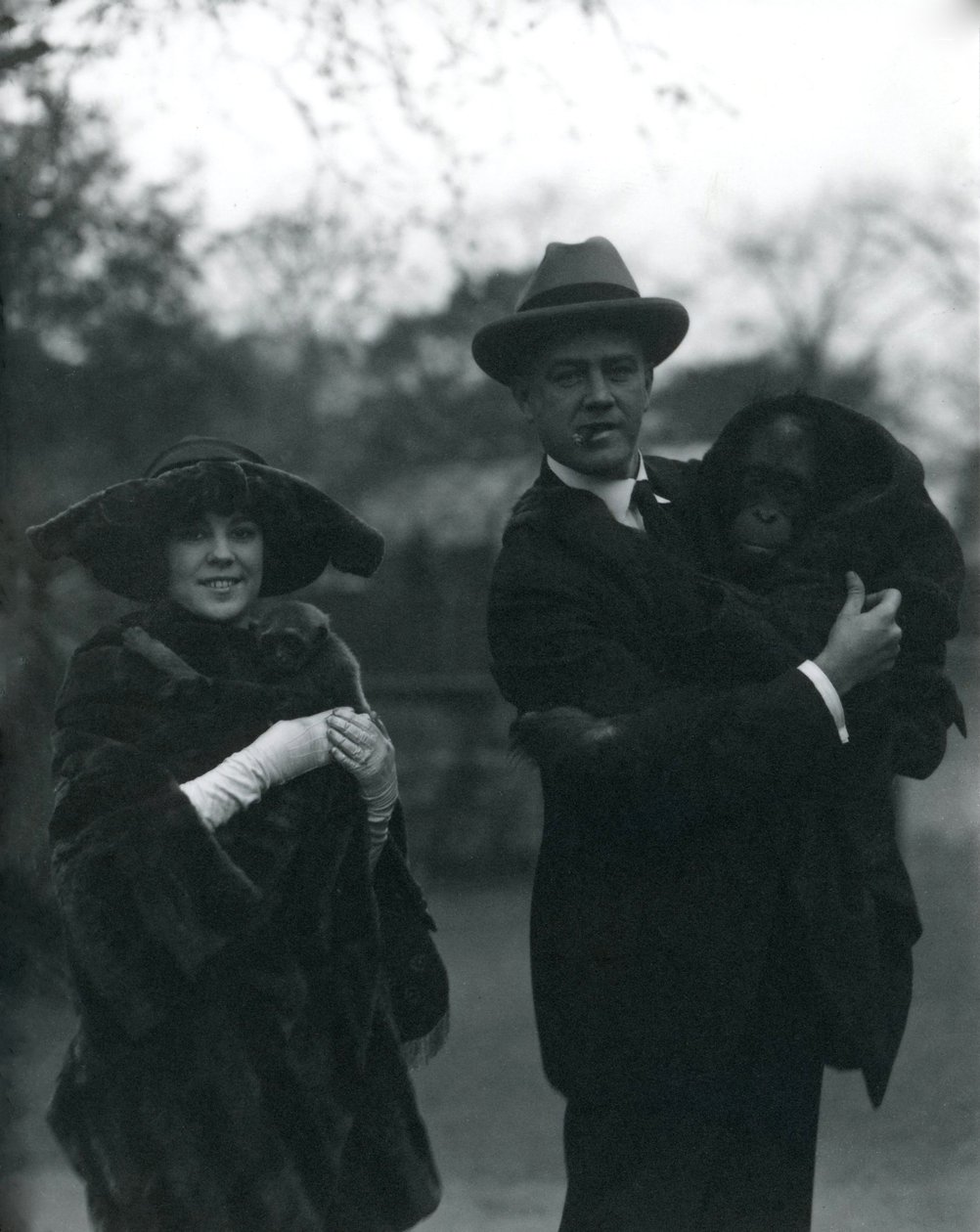 Osa og Martin Johnson med en orangutang og gibbon, London Zoo, oktober 1920 av Frederick William Bond