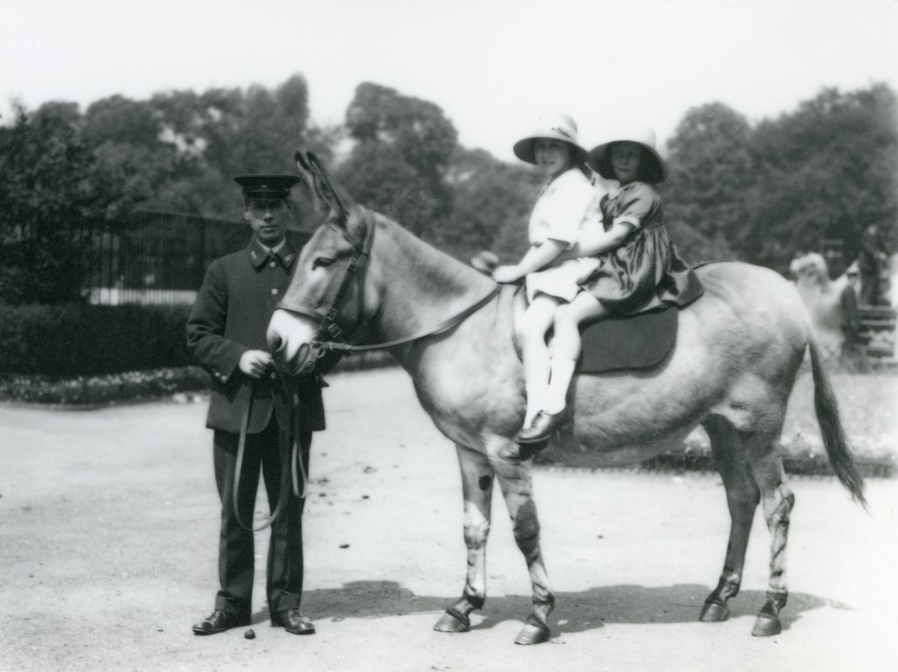 To unge jenter som rir på rumpa, London Zoo, august 1922 (bw-bilde) av Frederick William Bond