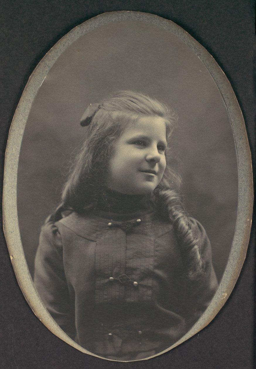 [Jente med ringer, halv lengde], 1890-tallet. av Frederick Gutekunst