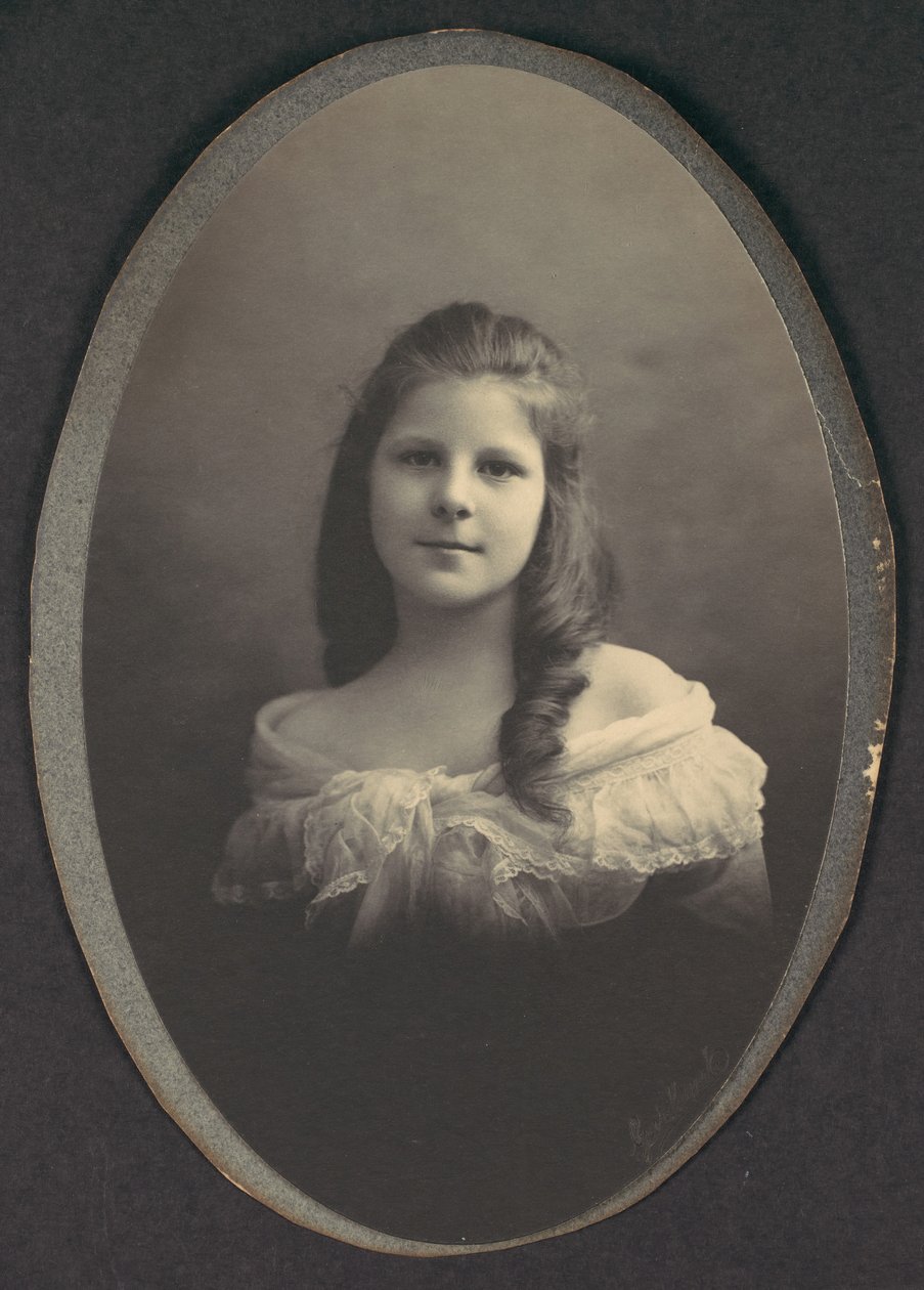 [Jente med hvit off-the-shoulder-kjole], 1890-tallet. av Frederick Gutekunst