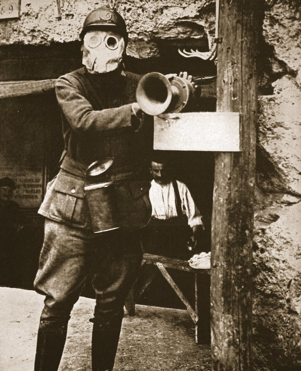 Et Klaxon-horn pleide å advare mot tyske gassangrep i en fransk skyttergrav, illustrasjon fra The Illustrated War News, 24. januar 1917 (sepia-bilde) av French Photographer