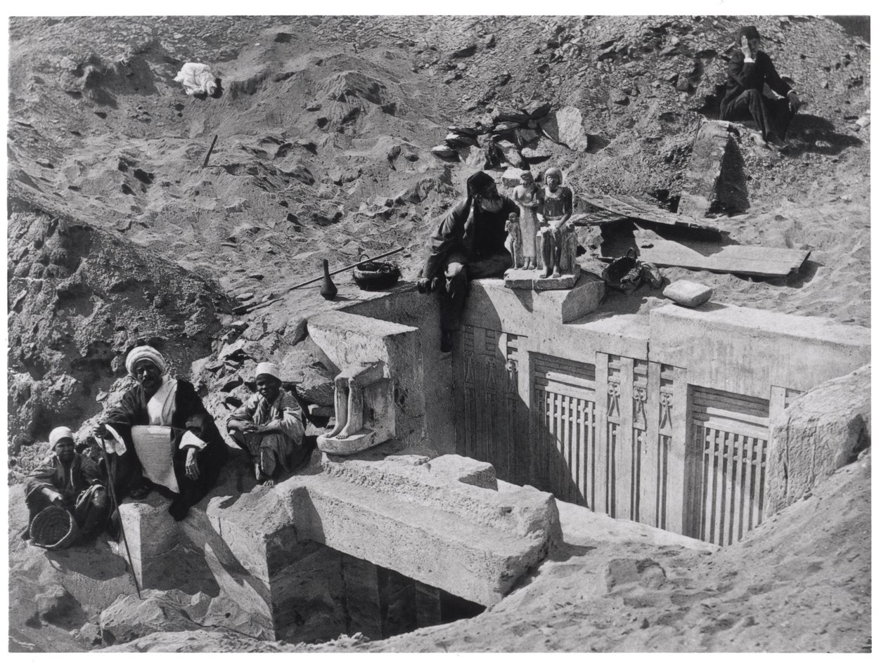 Auguste Mariette (1821-81) satt på en mastaba under utgravninger ved Saqqara, fra Voyage dans la Haute Egypte, utgitt i 1878 av French Photographer