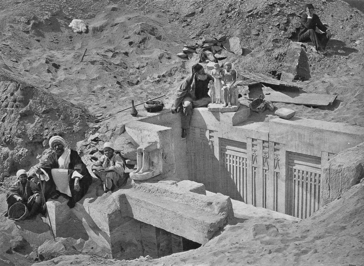 Auguste Mariette (1821-81) satt på en mastaba under utgravninger ved Saqqara, fra Voyahe dans la Haute Egypte, utgitt i 1878 av French Photographer