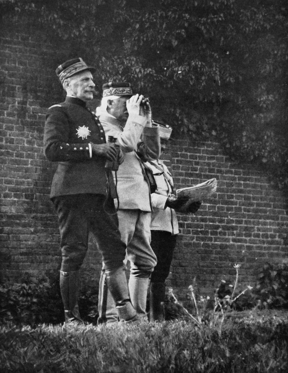 Battle Day - General Foch, sjef for en hærseksjon, ser på en av stadiene av en offensiv i North Arras, 1915 av French Photographer