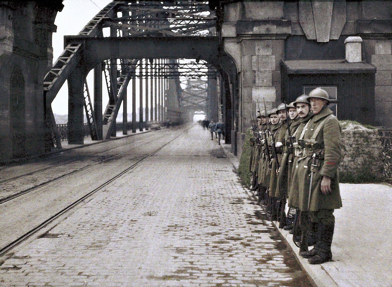 Belgiske soldater som vokter en bro under okkupasjonen av den demilitariserte Rheinland-sonen av belgiske og franske tropper, Tyskland, 1921 (autokrom) av French Photographer