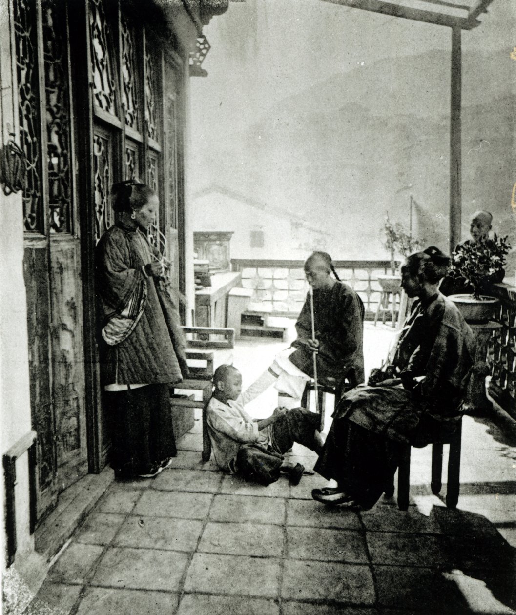 Kinesere som røyker opium, fra "Illustrasjoner av Kina og dets folk" av J. Thompson, utgitt i London, 1873 av French Photographer