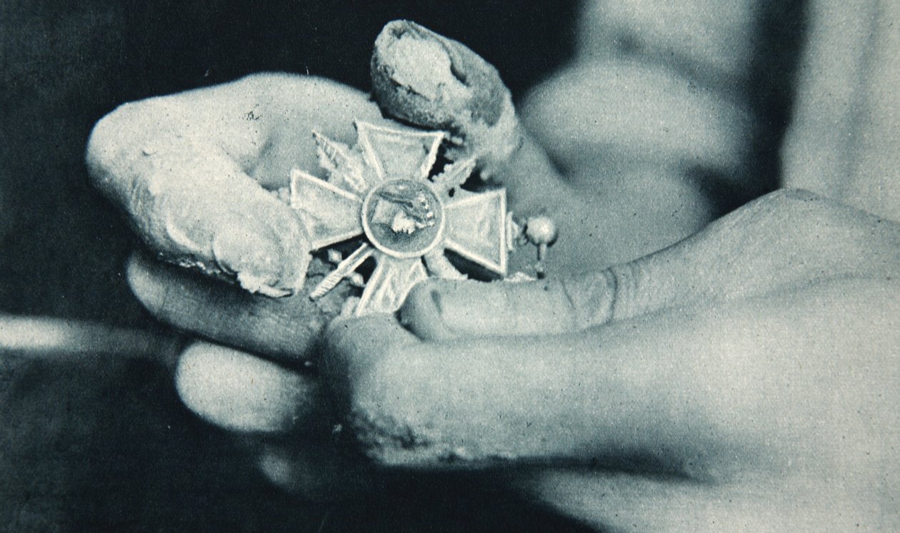 Frances Special Badge for heroism in the War, illustrasjon fra The Illustrated War News, 10. januar 1917 av French Photographer