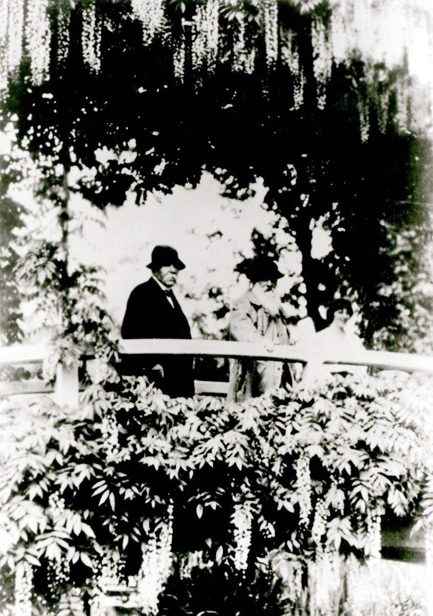 Georges Clemenceau (1841–1929) Claude Monet (1841–1926) og Alice Butler (1894–1949) på den japanske broen i Monets hage, Giverny, 1921 av French Photographer