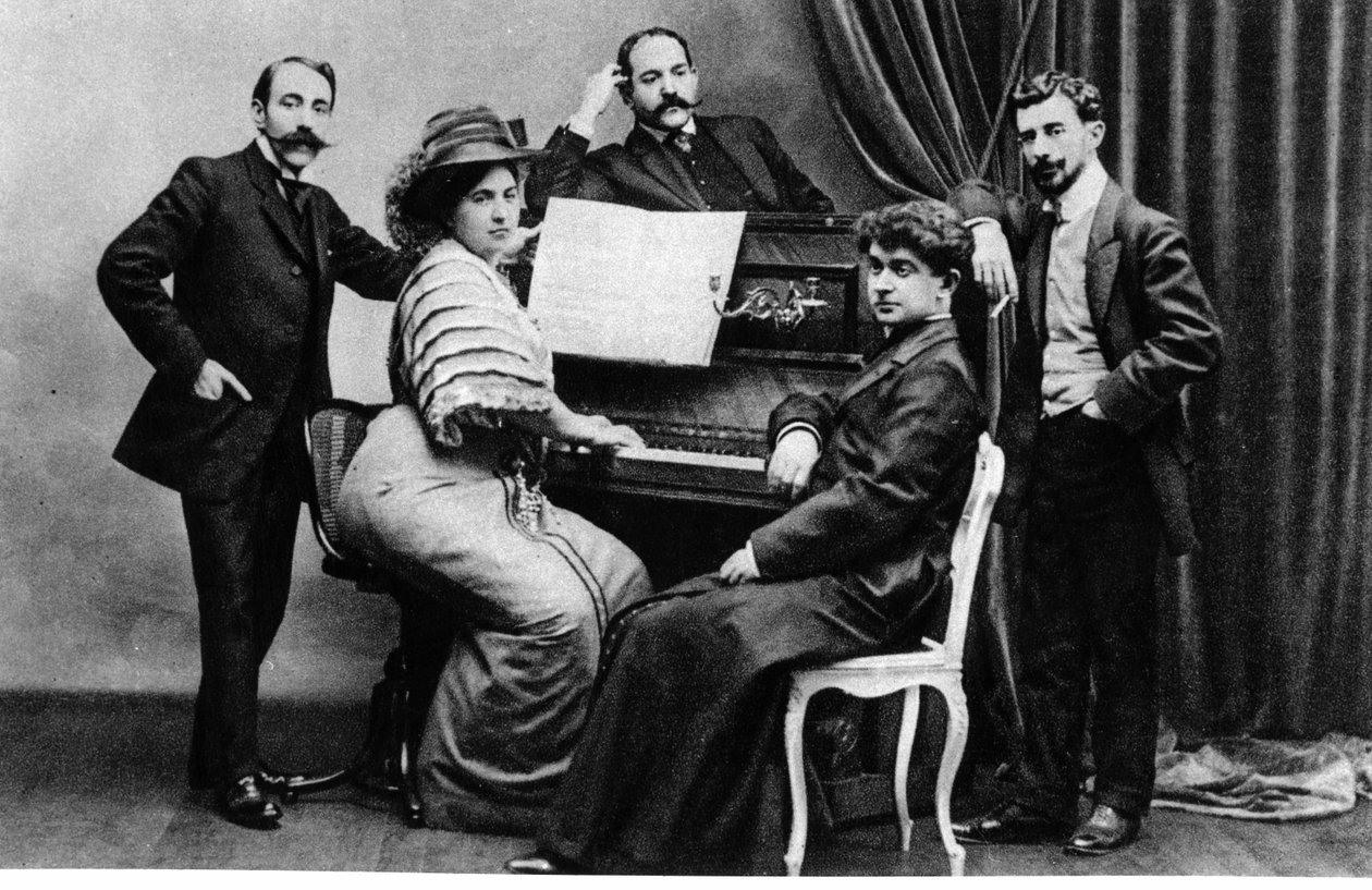 Gruppefotografi av medlemmer av Apachene - (L til R) Ricardo Vines, Madame og Monsieur Robert Mortier, Abbe Leonce Petit og Maurice Ravel, ca. 1900 av French Photographer