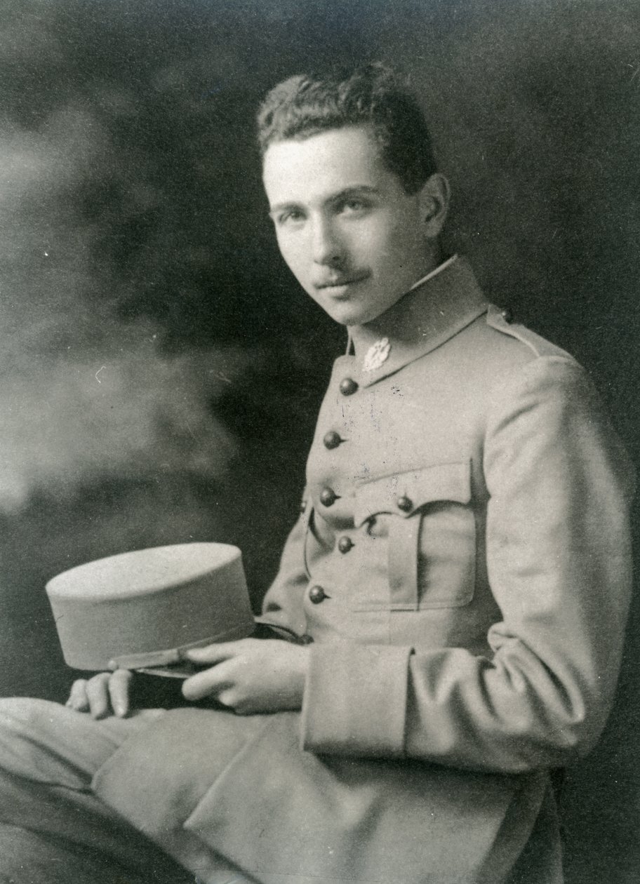 Louis Aragon (1897-1982) i uniform av French Photographer