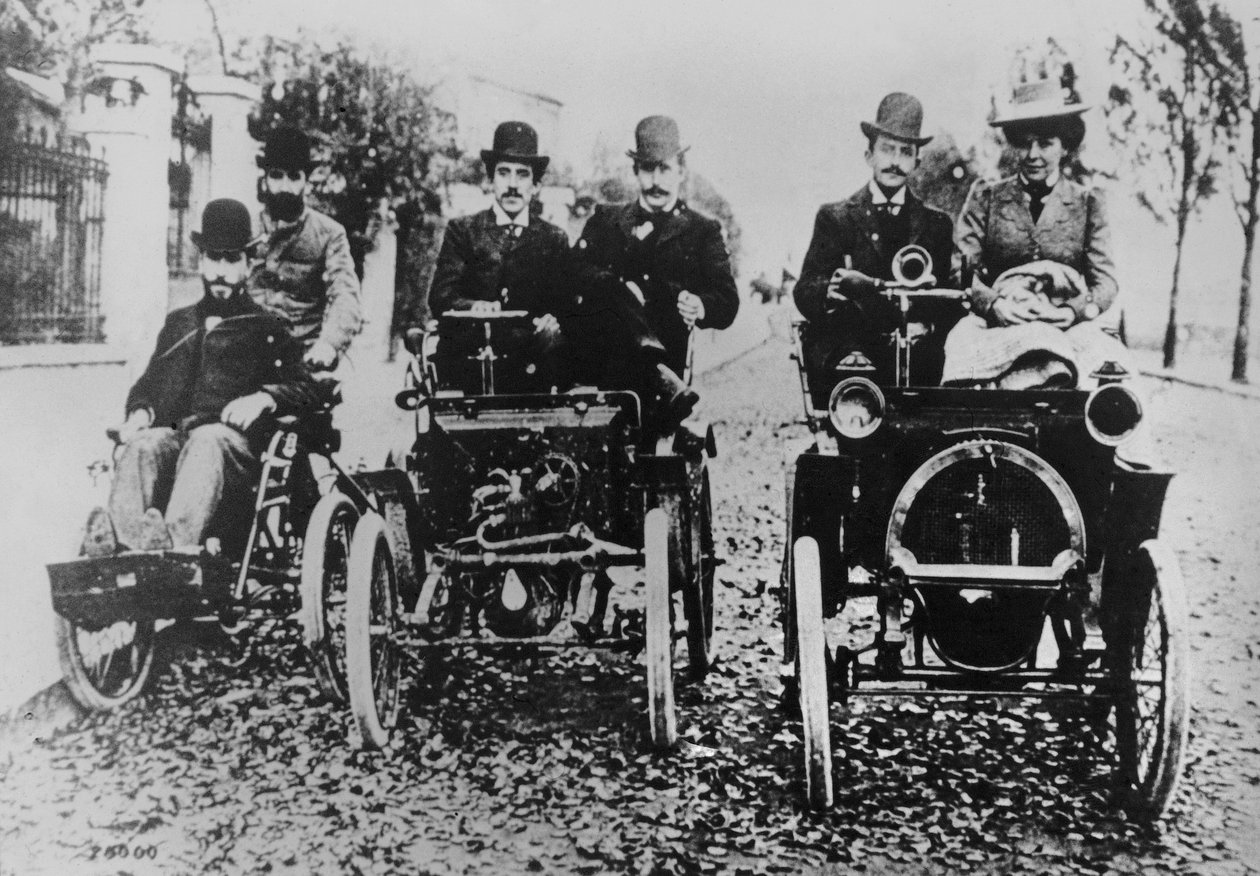 Marcel (d. 1903) og Louis (1877-1944) kjører Renault, 1898 av French Photographer