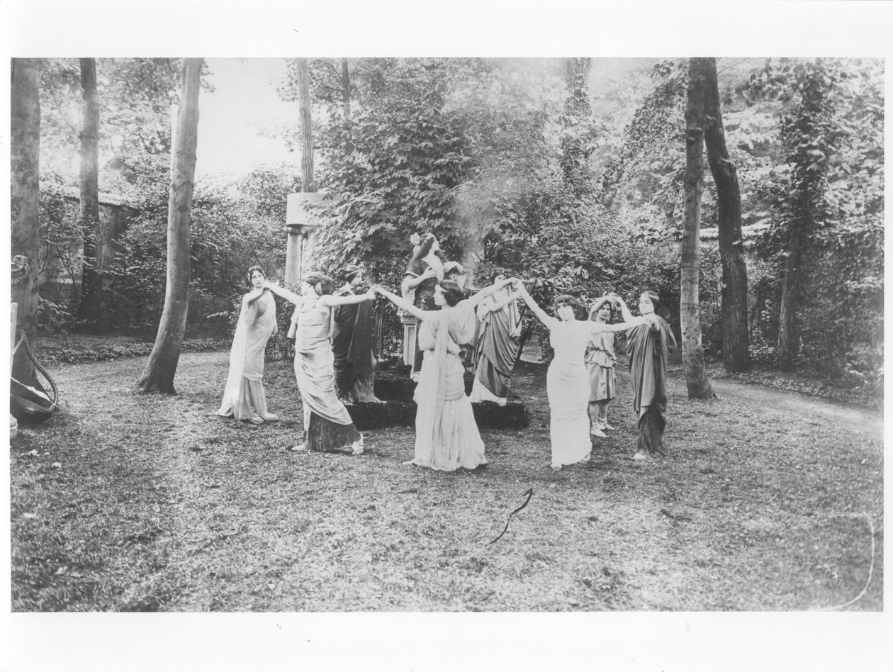 Nathalie Clifford Barney (1876-1972) med dansere kledd i toga av French Photographer
