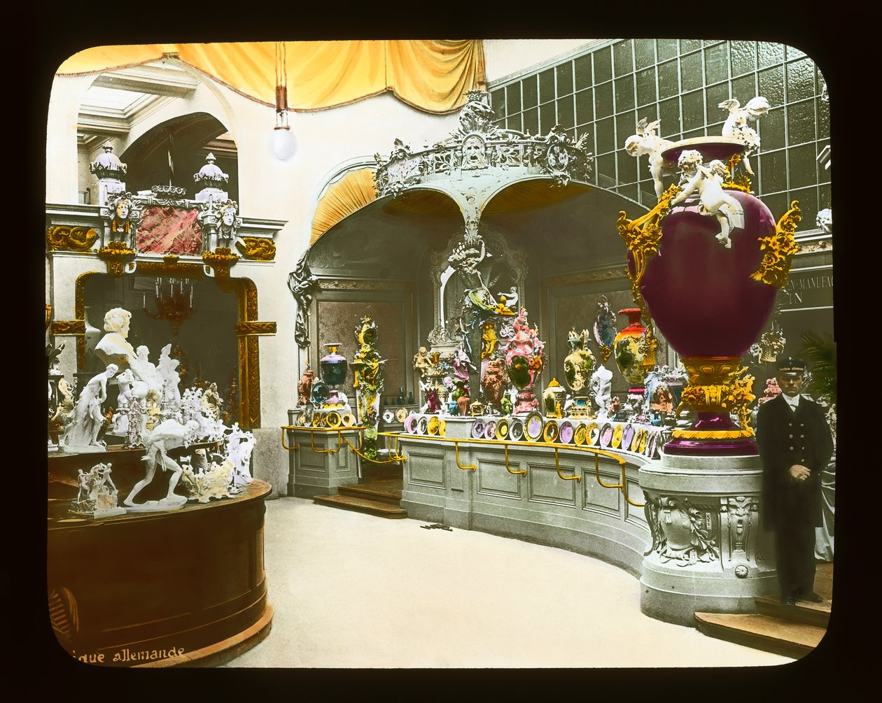 Paris-utstilling: Royal Manufactory of Porcelain, tysk porselensutstilling, 1900 (lanternelys) av French Photographer