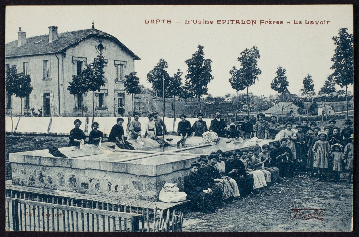 Postkort som viser vaskestedet til fabrikken Epitalon Freres i Lapte, Haute-Loire, ca. 1900 av French Photographer