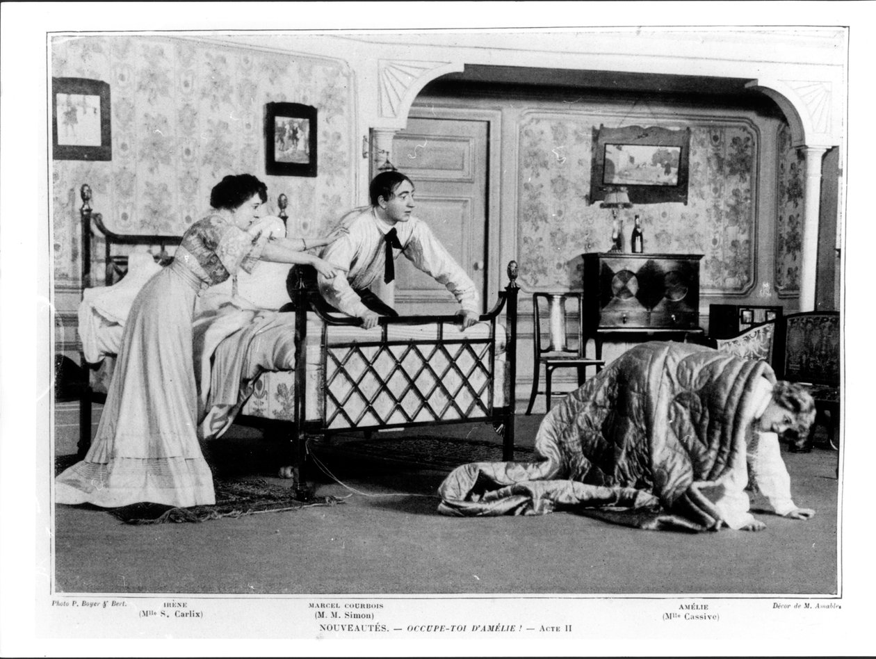 Scene fra akt II av Occupe-Toi dAmelie av Georges Feydeau (1862-1921) 1908 av French Photographer