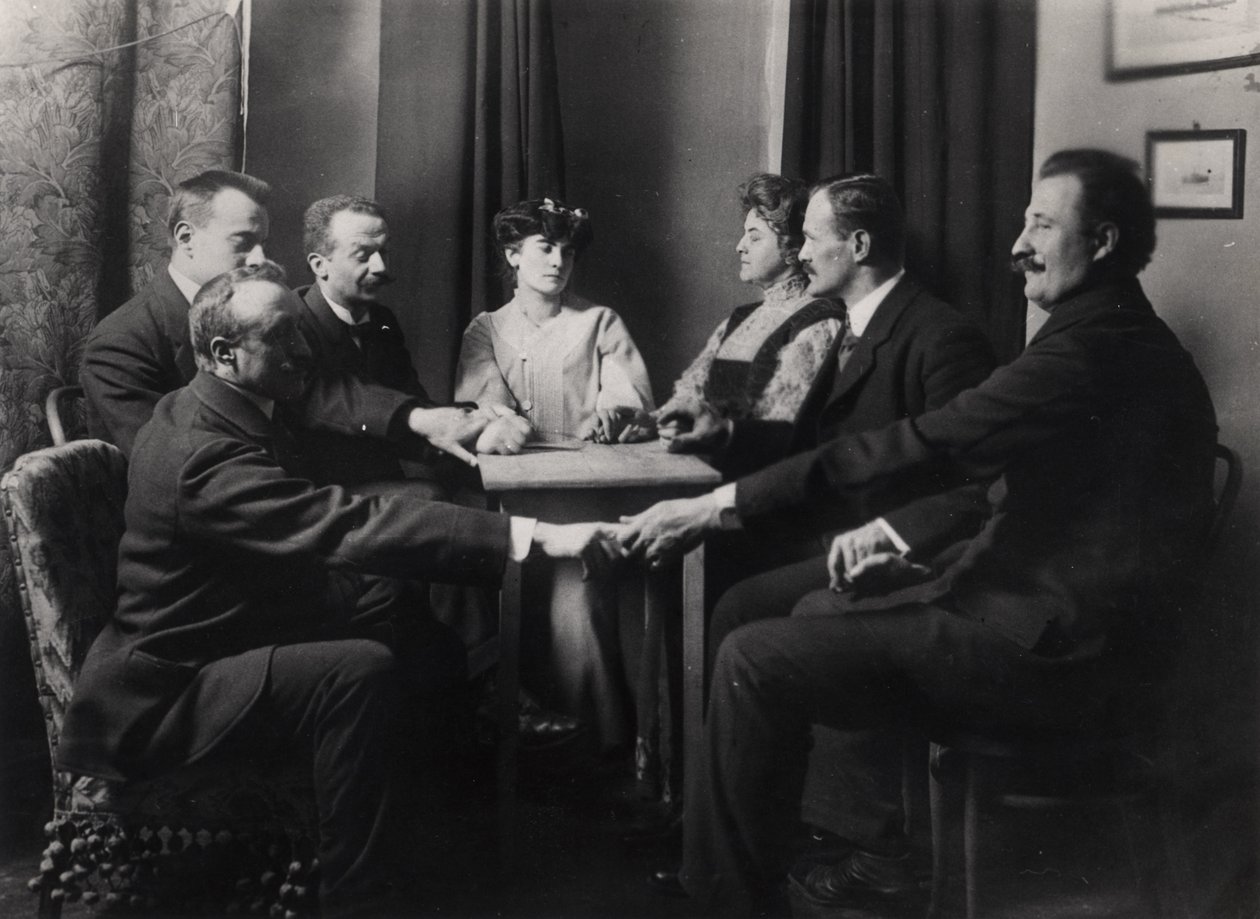 Spiritistisk seanse, fra Photographs of Ghosts av E. Imoda, 1912 av French Photographer