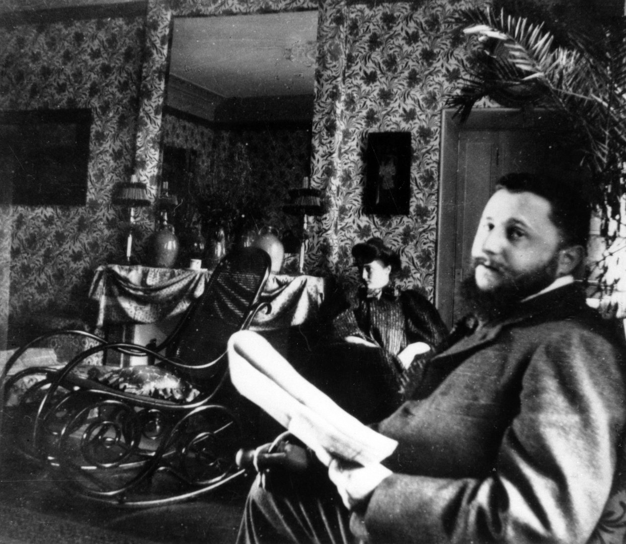 Thadée Natanson og hans kone Misia Godebska i salongen i leiligheten deres i rue Saint-Florentin, Paris, ca. 1899 av French Photographer