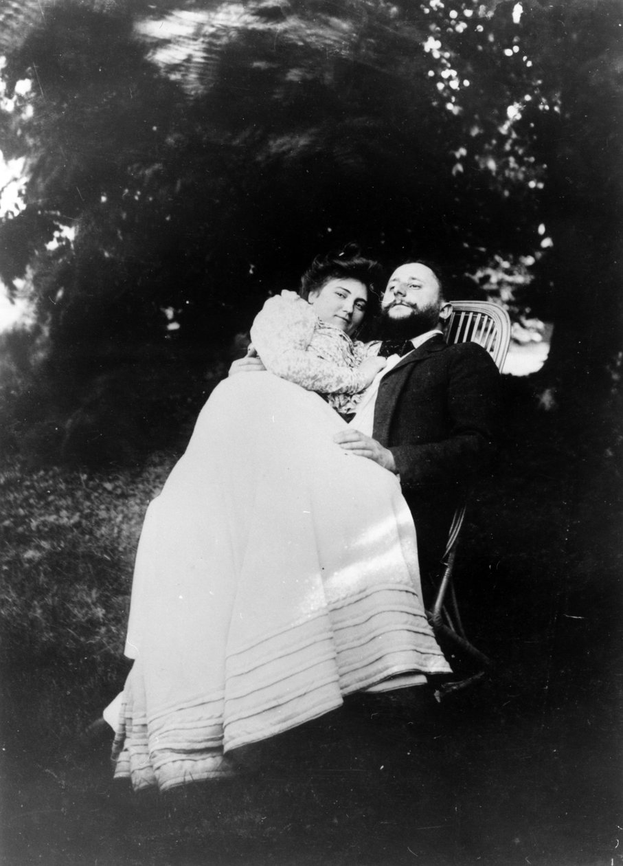 Thadée Natanson og hans kone Misia Godebska i hagen til deres landsted, Le Relais, ca. 1899 av French Photographer