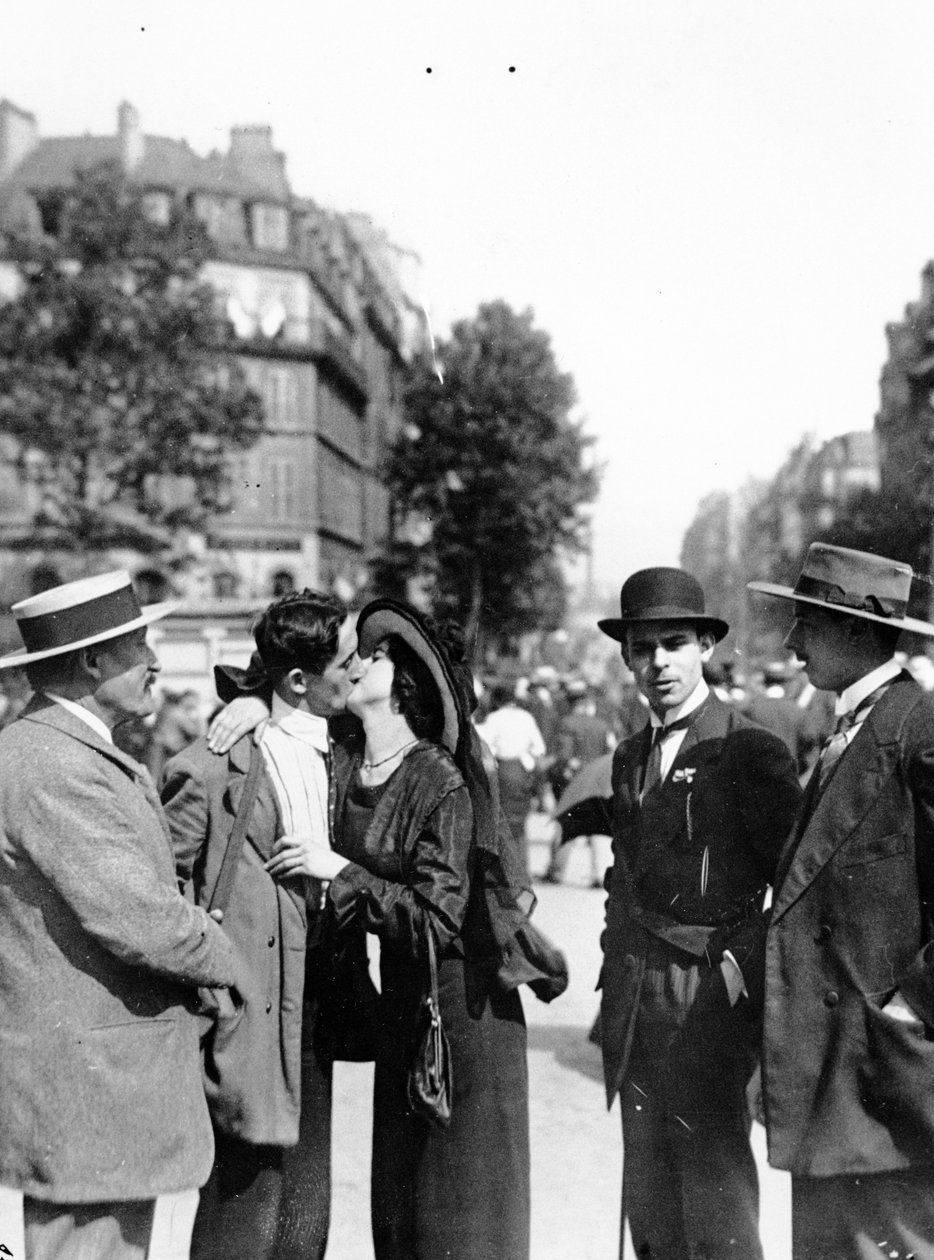 De siste kyssene på Gare de Lyon, Paris, før avreise til krigen, 10.–20. august, 1914 av French Photographer