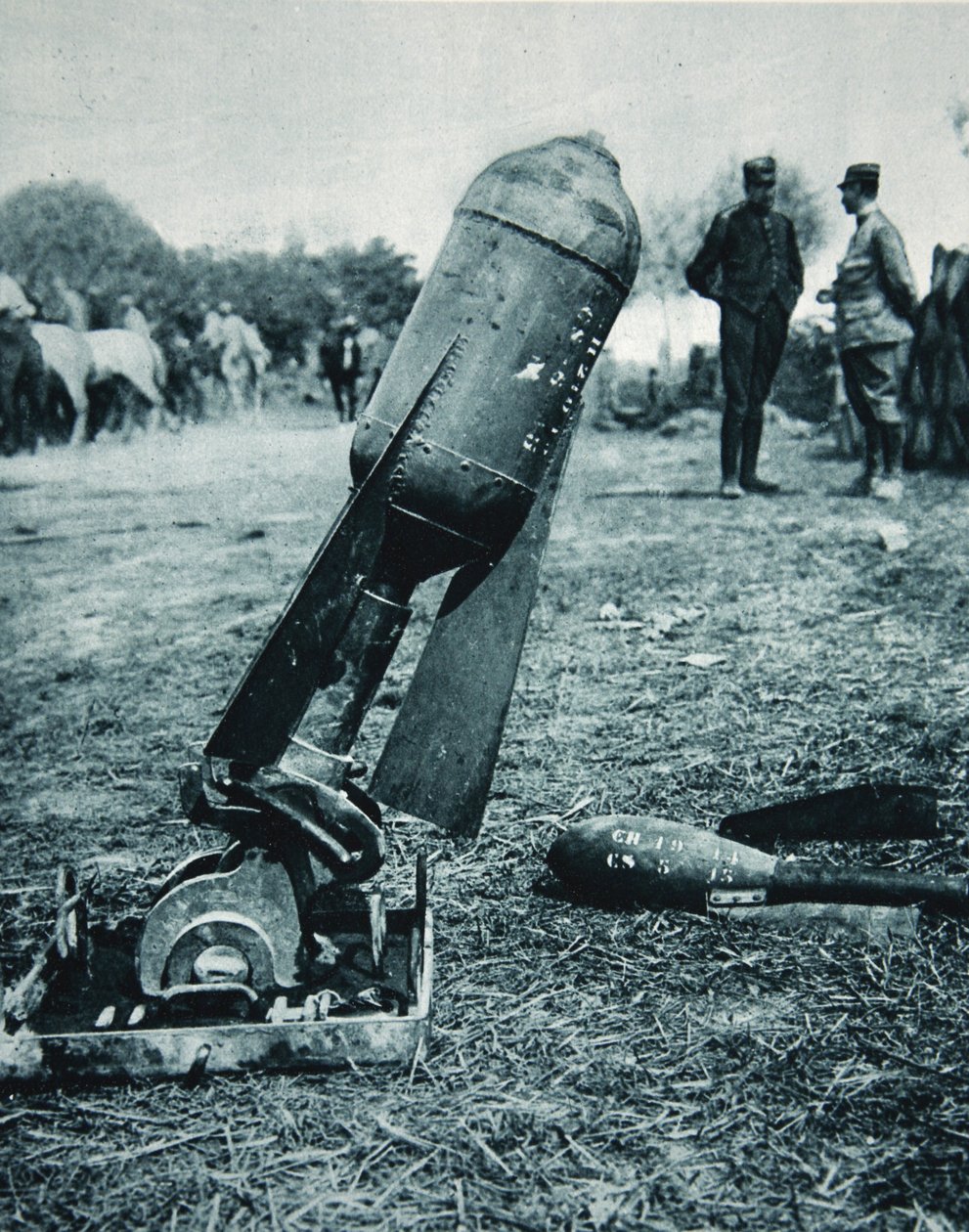 Brukt alternativt med bomber: en lufttorpedo i en grøftemørtel, illustrasjon fra The Illustrated War News, januar 1917 av French Photographer