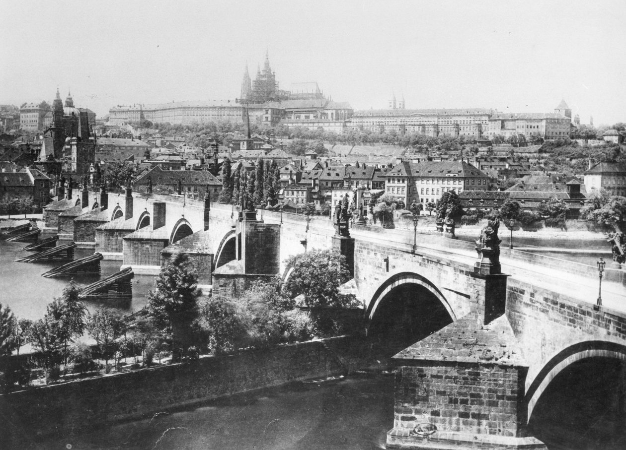 Utsikt over Praha som viser det keiserlige palass (Hradschin) og Karlsbroen, sent på 1800-tallet av French Photographer