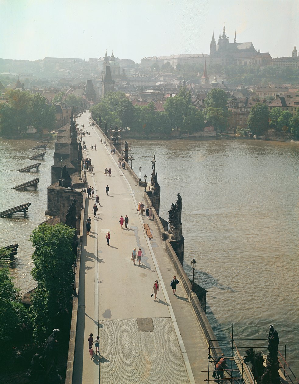Utsikt over Karlsbroen over elven Vltava av French Photographer