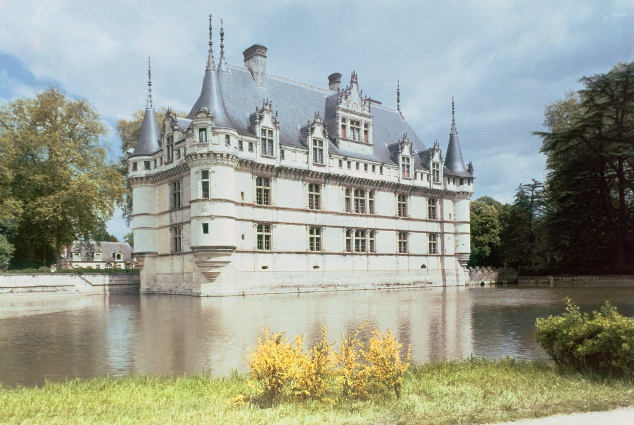 Utvendig utsikt over Chateau dAzay-le-Rideau, bygget for Gilles Berthelot, 1518-27 av French School