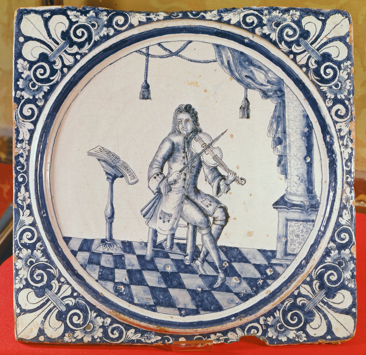 Flis som viser en fiolinist, fra Rouen, 1706 (fajanse) av French School