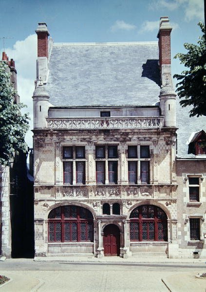 Utsikt over Hotel de Ville, bygget 1526-28 av French School