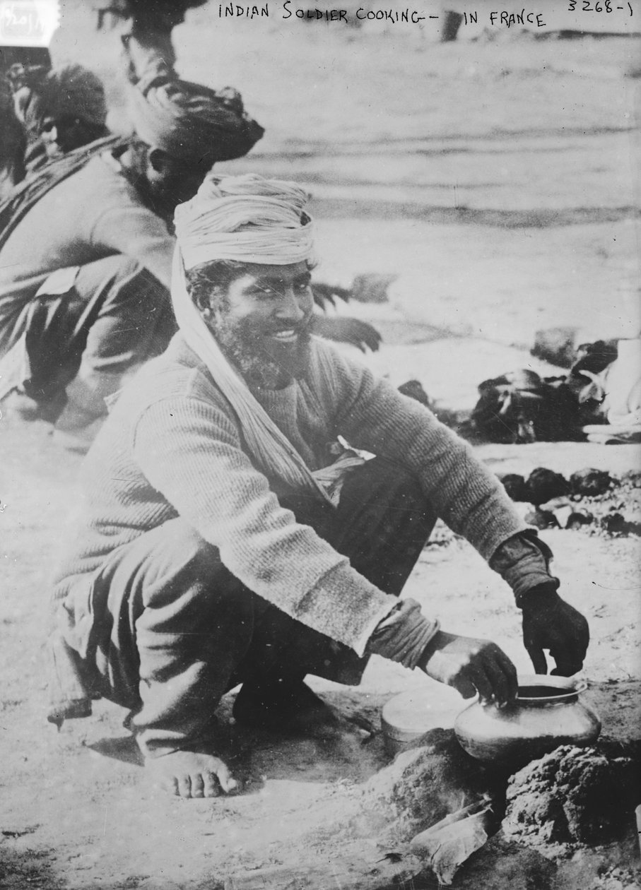 Indisk soldat matlaging i Frankrike, 1914-15 av French Photographer