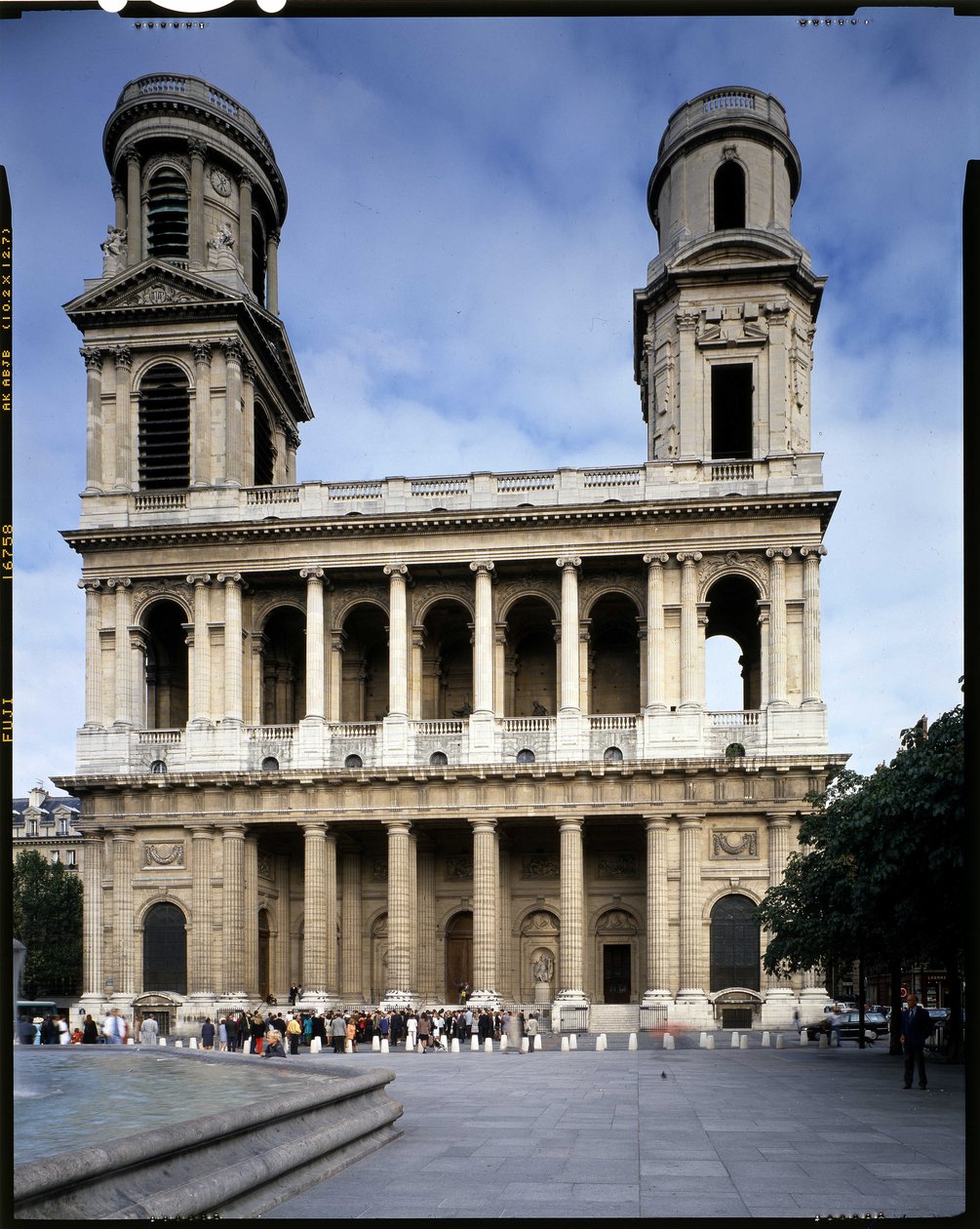 Saint Sulpice-kirken i Paris. av French School