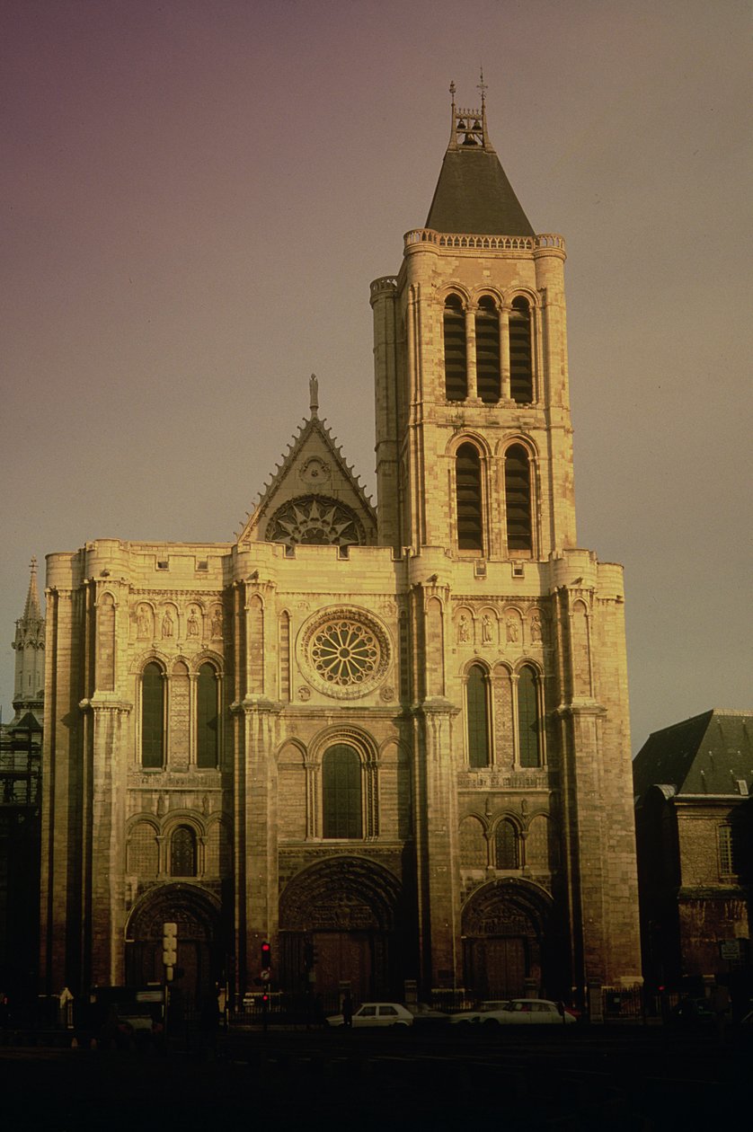 Utsikt over vestfasaden, påbegynt ca. 1135 av French School